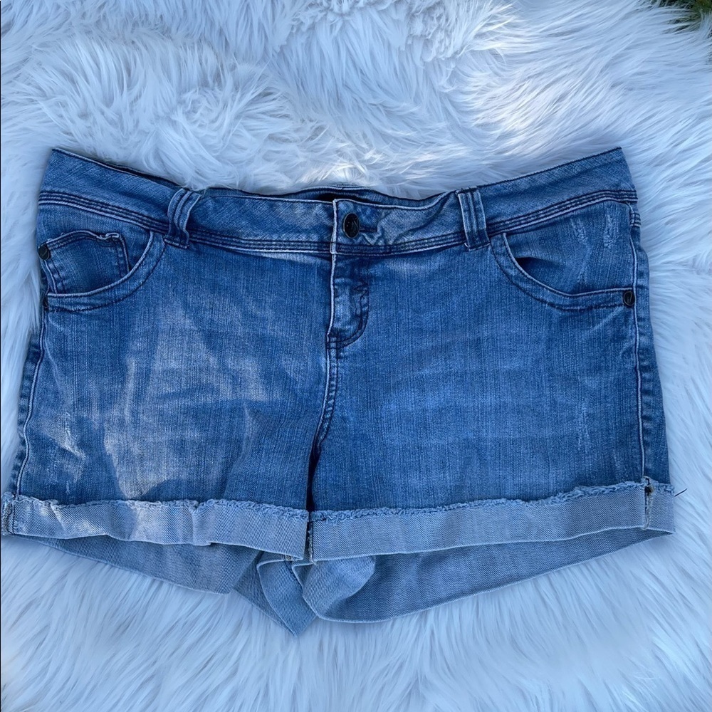 EUC Torrid jean shorts size 18